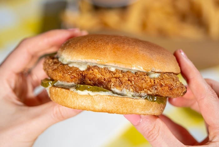 Photo du P’tit burger au poulet croustillant et cornichons. 