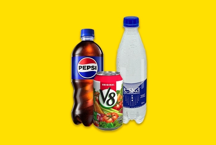 Bouteille de Pepsi, canette de V8 et bouteille d'eau gazéifiée